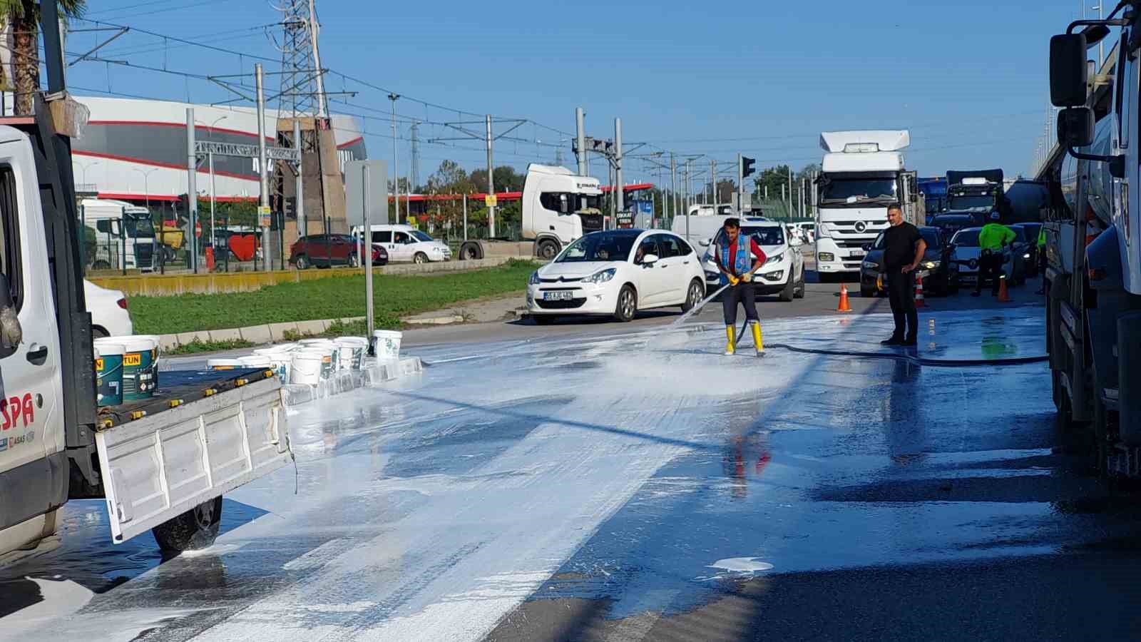 Boya kutuları yola saçıldı, yol beyaza boyandı
