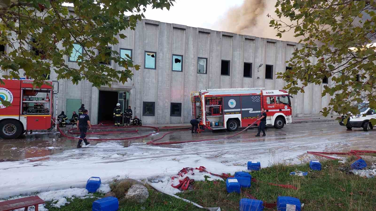 Tekirdağ’daki fabrika yangını 3 saattir devam ediyor
