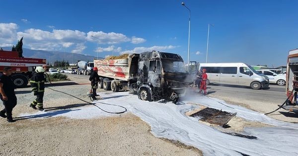 Seyir halindeki hafriyat kamyonu alevlere teslim oldu
