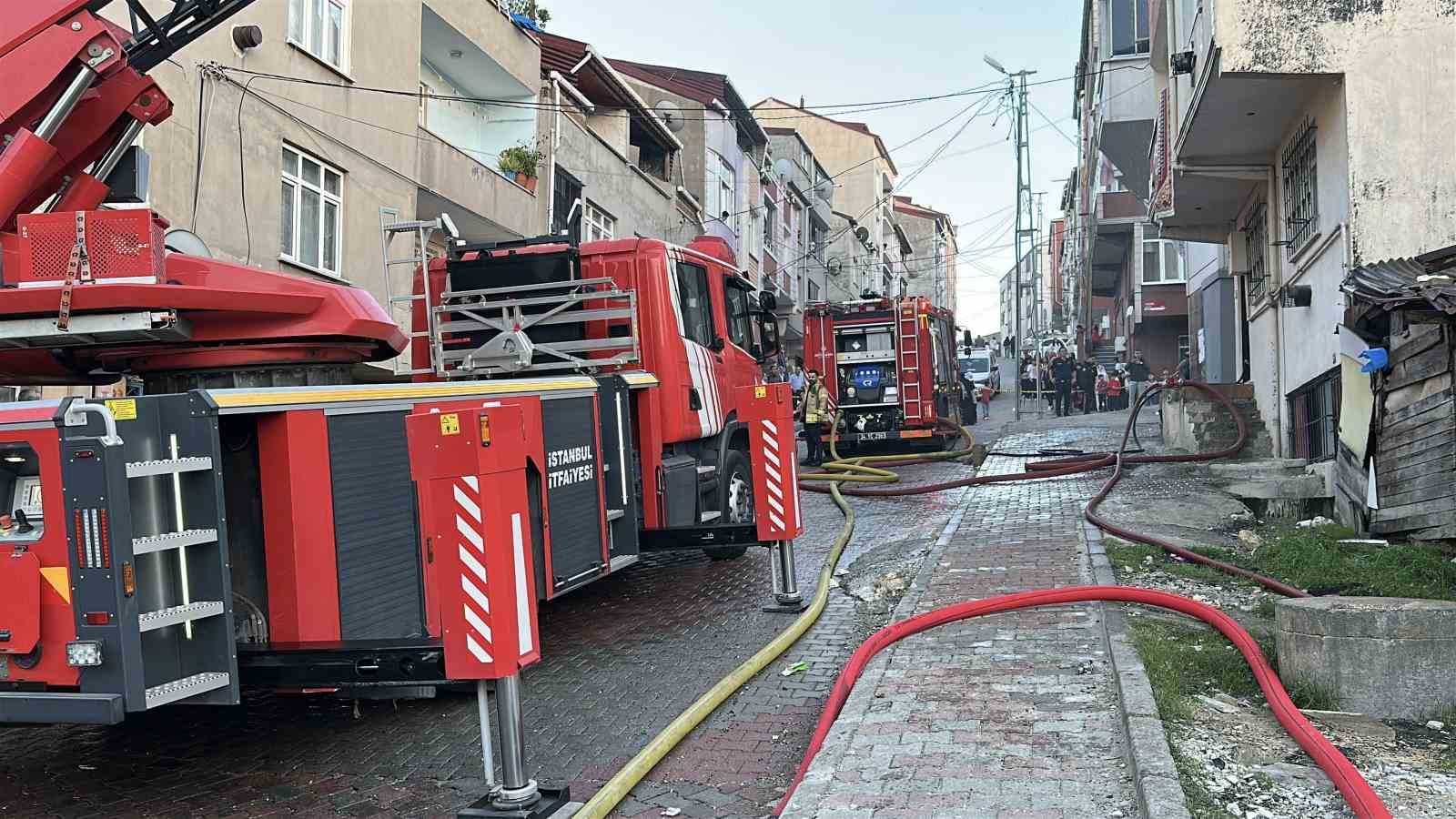 Arnavutköy’de 3 katlı binanın çatısı alevlere teslim oldu
