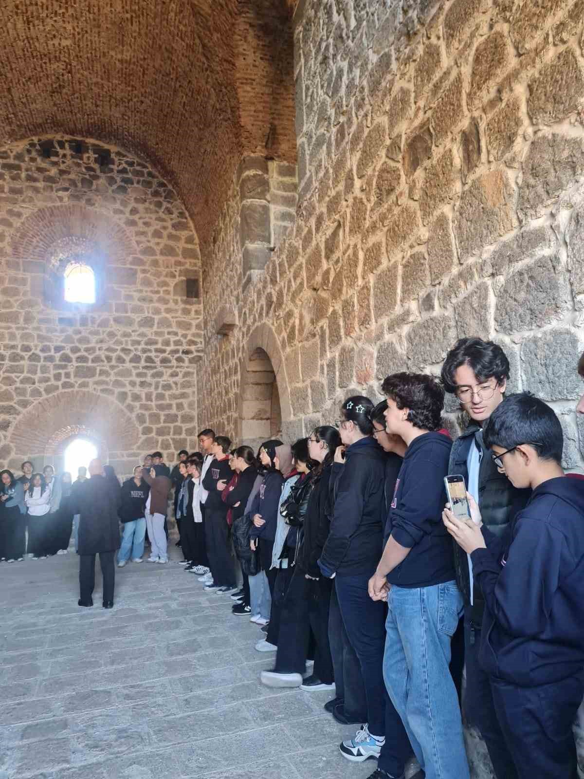Necmettin Erbakan Fen Lisesi &ouml;ğrencileri tarihi Aziziye tabyalarını gezdi
