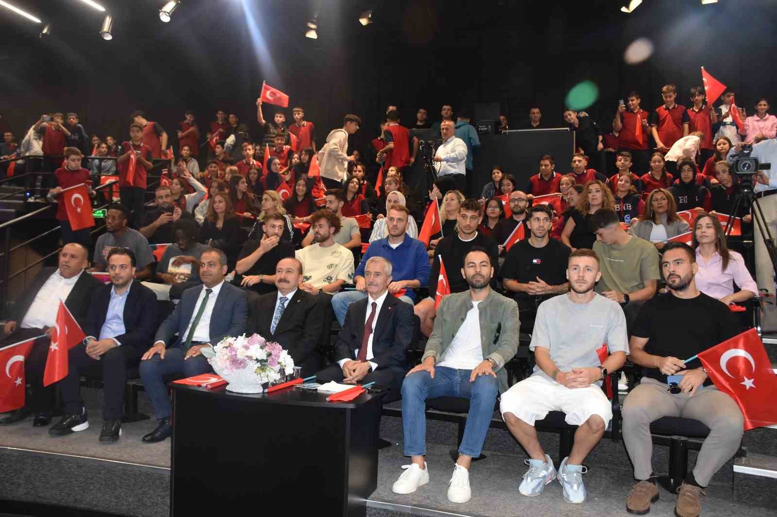 Gaziantep FK futbolcuları, Şahinbeyli öğrencilerle buluştu
