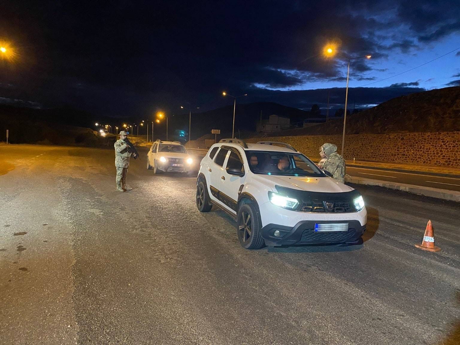Erzurum&rsquo;da d&uuml;zensiz g&ouml;&ccedil;le m&uuml;cadele operasyonu
