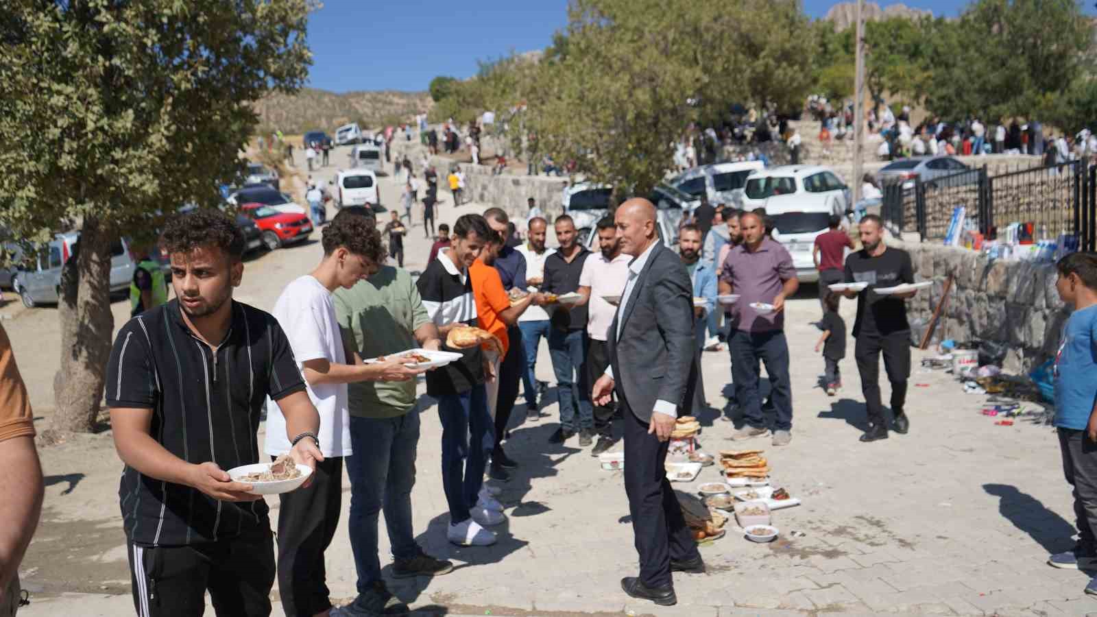 Şırnak’ta yaklaşık 10 bin kişi 300 yıllık gelenek için bir araya geldi