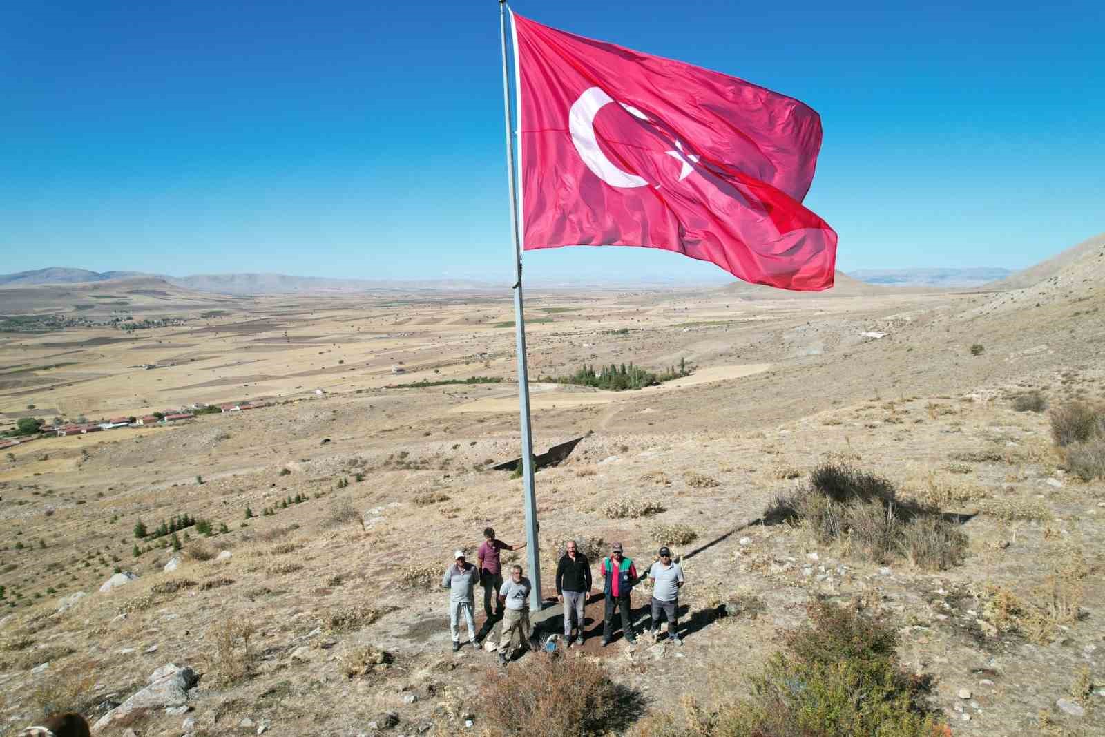&Ccedil;anakpınar mahallesinin zirvesine dev T&uuml;rk Bayrağı asıldı
