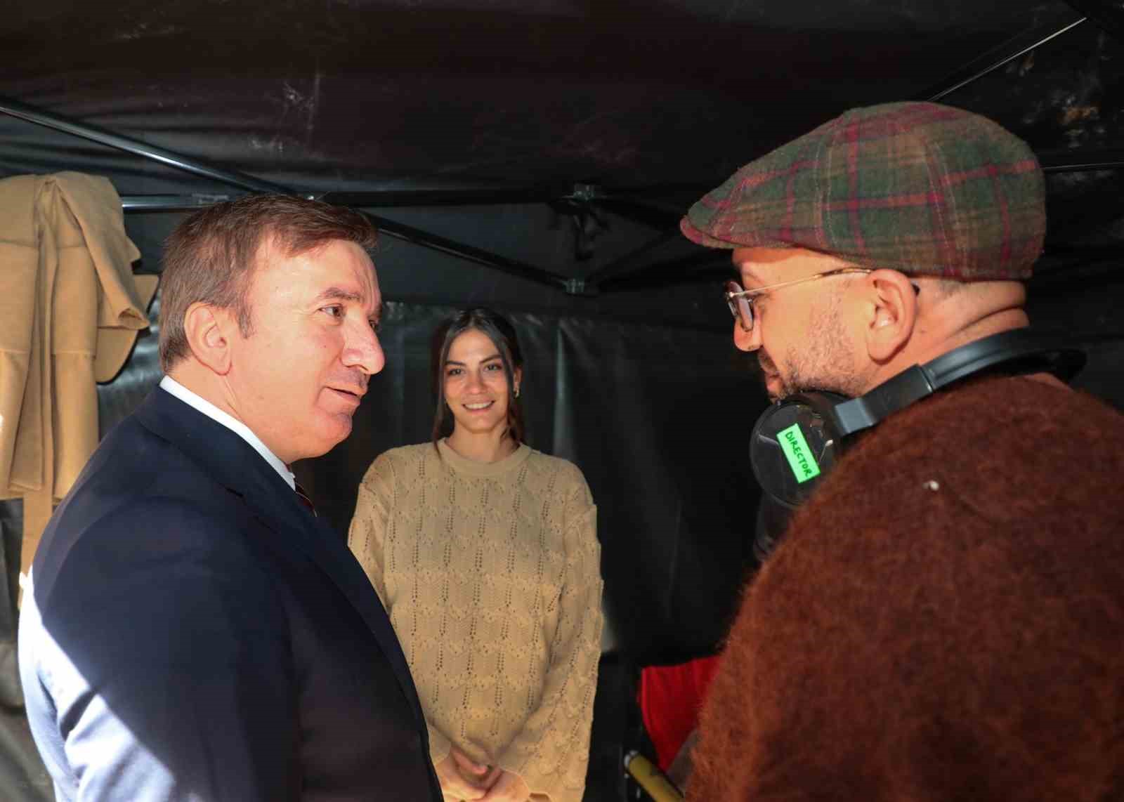 Vali Aydoğdu Erzincan&rsquo;da &ccedil;ekimleri devam eden filmin oyuncularıyla bir araya geldi
