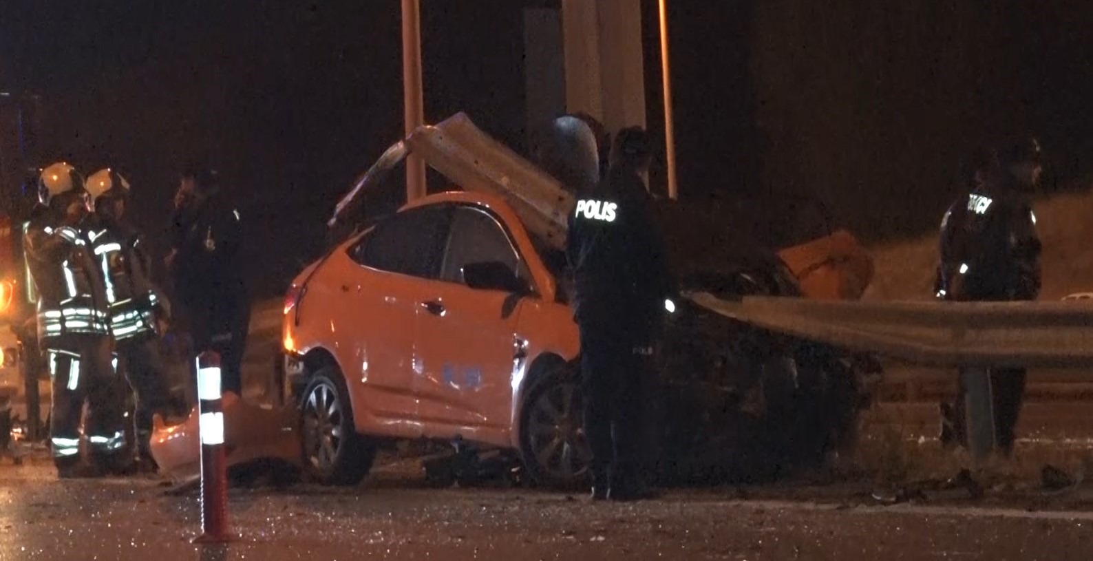 Ankara’da kontrolden çıkan taksi bariyerlere saplandı: 1 ölü