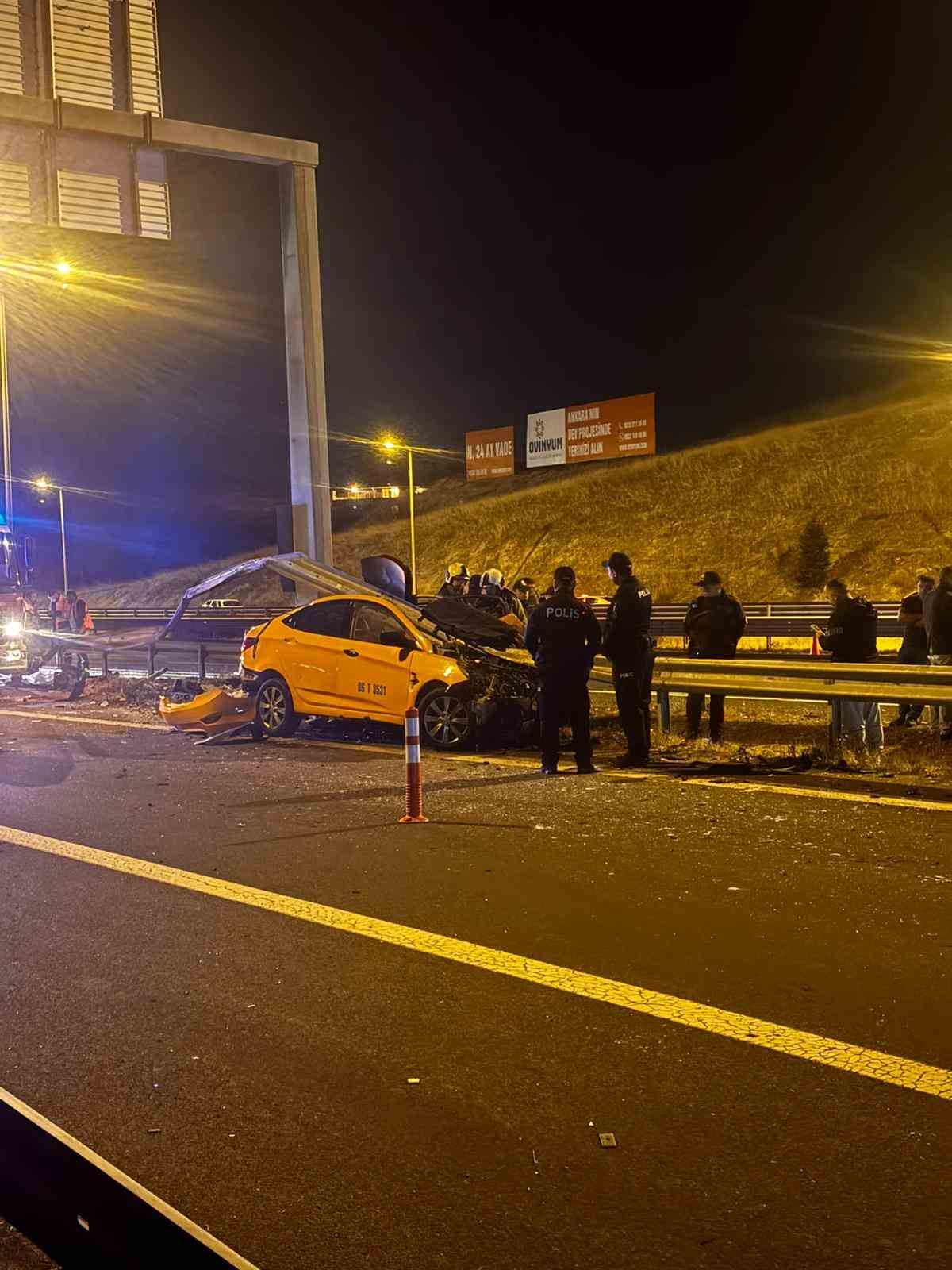 Ankara’da kontrolden çıkan taksi bariyerlere saplandı: 1 ölü
