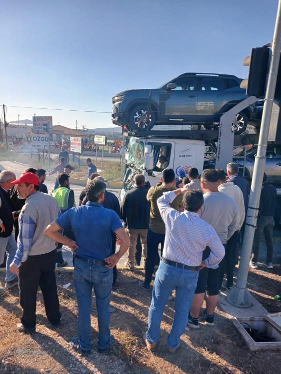 Sıfır kilometre SUV araçları taşıyan tır önündeki tıra çarptı: 2 yaralı
