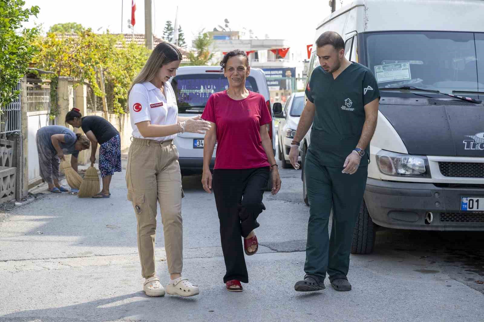 Depremde yatağa bağımlı hale gelen kadın 6 aylık tedavinin ardından yürümeye başladı