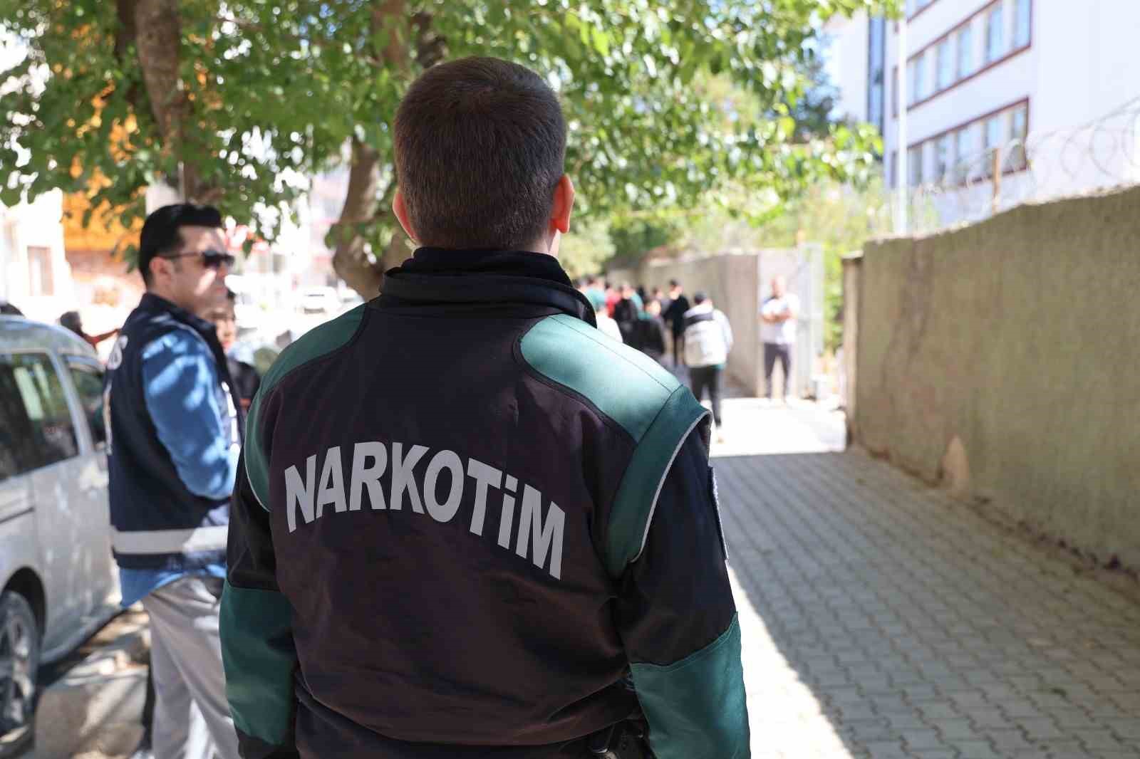 Elazığ’da polis, okul önlerinde kuş uçurtmuyor