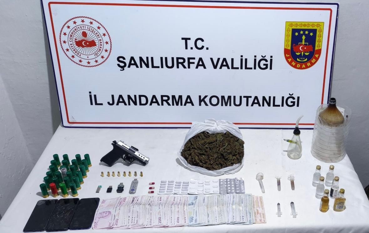 Siverek’te jandarma ekiplerince uyuşturucu ve silah ele geçirildi