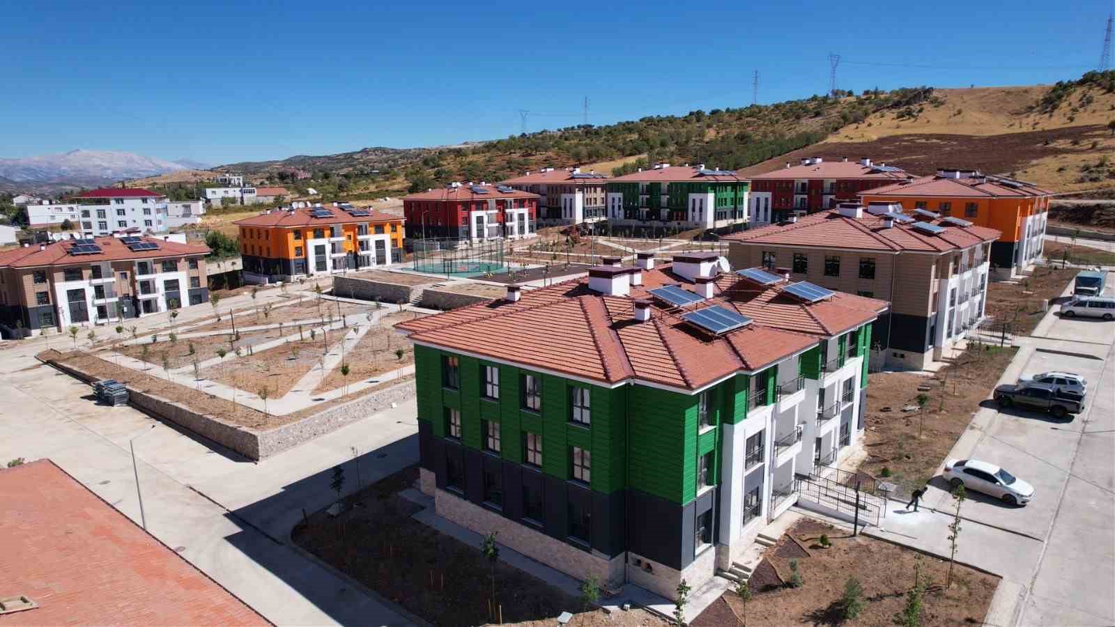 Kurası &ccedil;ekilen Balkar beldesindeki konutlarda renk c&uuml;mb&uuml;ş&uuml;
