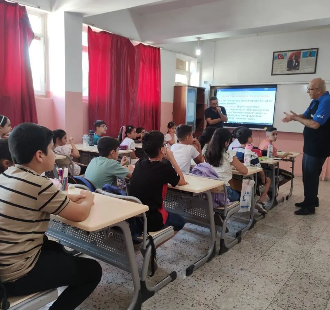 AFAD ekipleri Şırnak’ta öğretmen ve öğrencilere afet eğitimleri verdi
