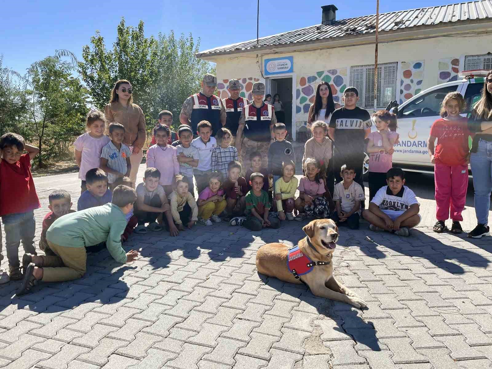 Jandarma, 4 Ekim Dünya Hayvanları Koruma Günü’nde öğrencilere hayvan sevgisini anlattı