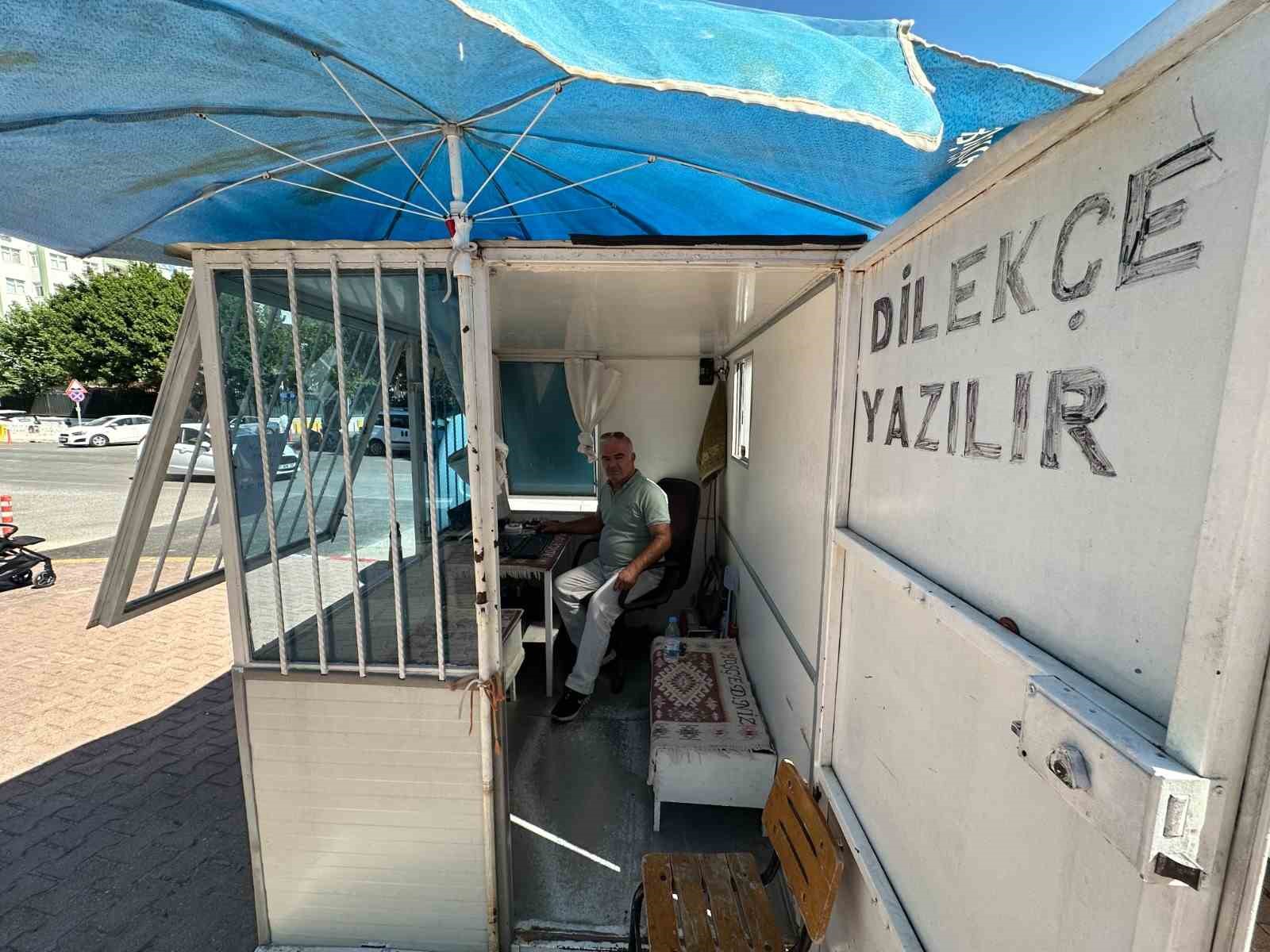 Adliye önünde üzerinde ‘Avukata danış, mağdur olma’ yazılı meçhul otobüs, arzuhalcileri kızdırdı
