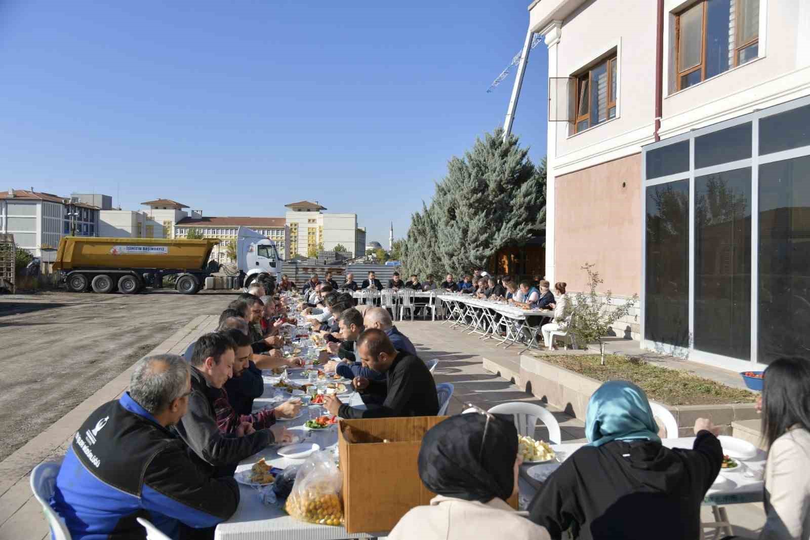 Başkan Çırpanoğlu belediye personeli ile kahvaltıda bir araya geldi
