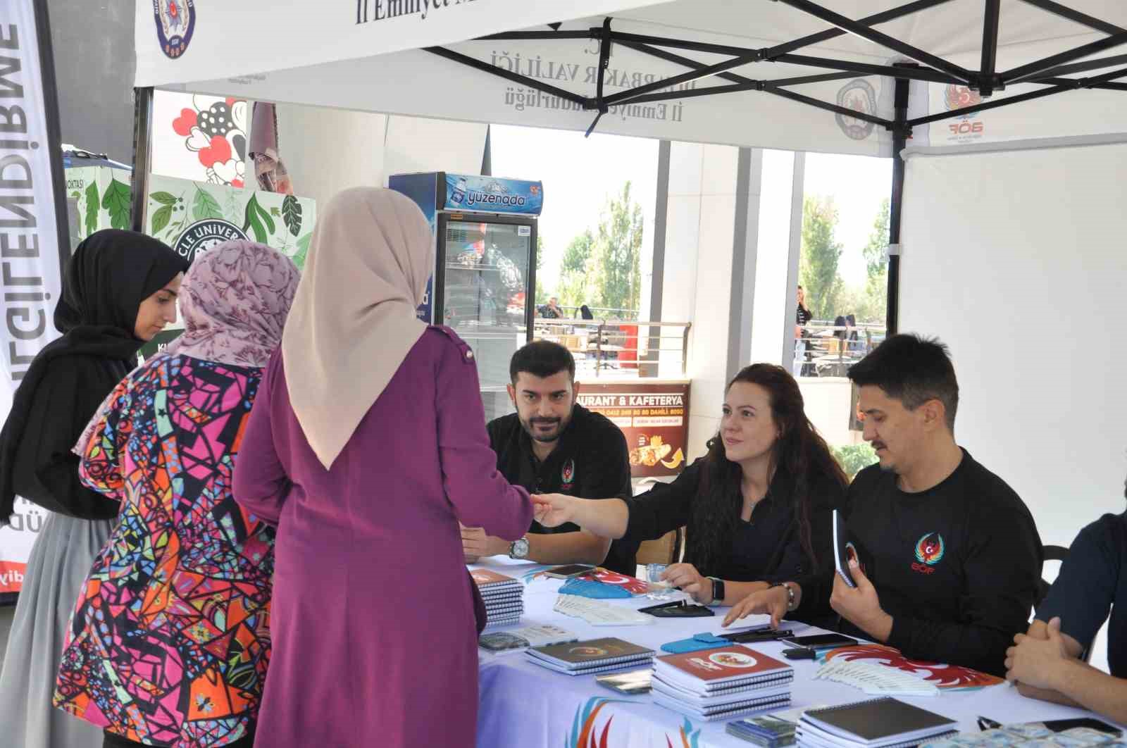 Emniyetten Dicle Üniversitesi’nde öğrencilere yönelik bilgilendirme faaliyeti
