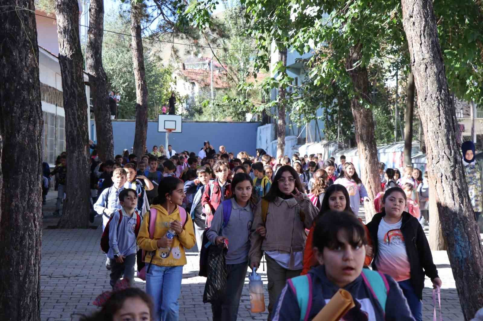 Oltu Karabekir İlkokulu’ndan çifte başarı
