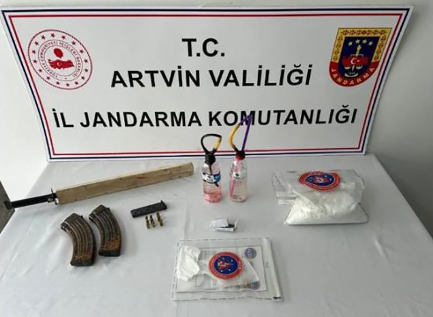 Jandarmanın durdurduğu aracın farından kaleşnikof şarjörü çıktı
