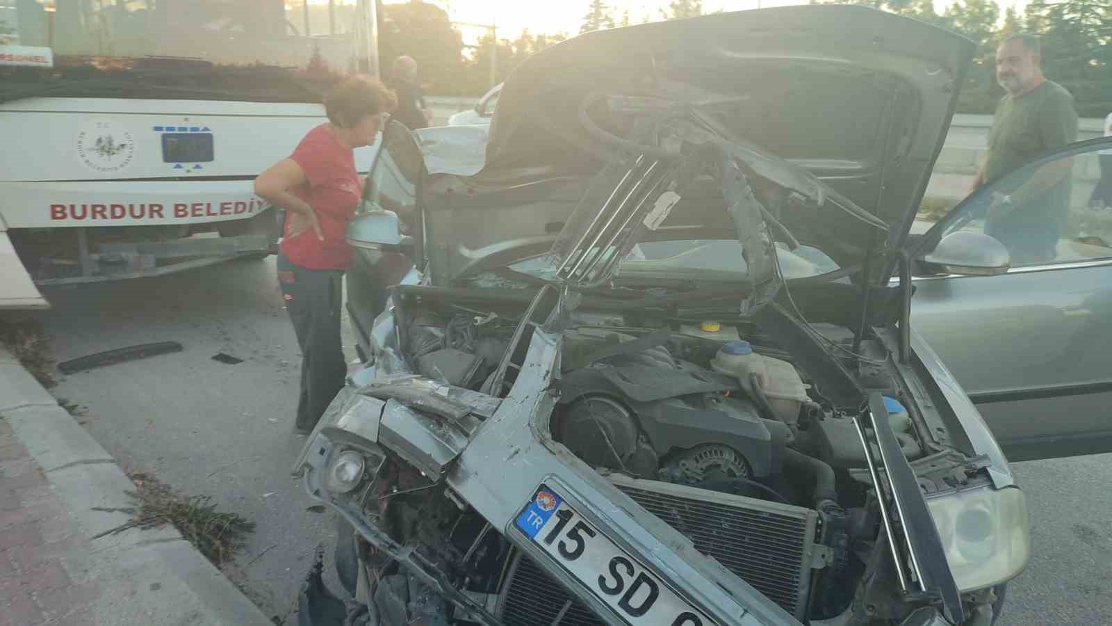 Burdur’da otomobil ile belediye otobüsü çarpıştı: 1 yaralı
