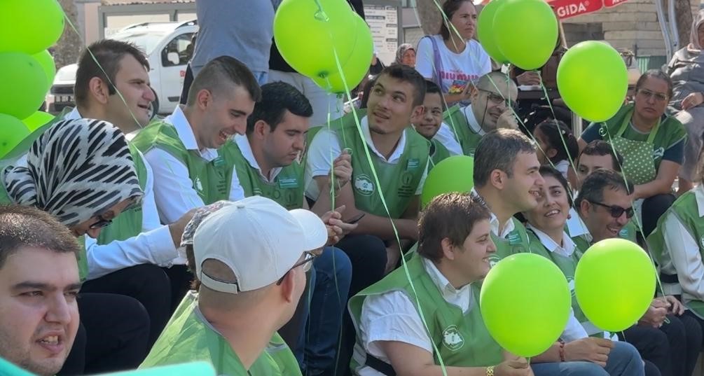 Yalova’da serebral palsiye dikkati çekmek için yeşil yelek giydiler