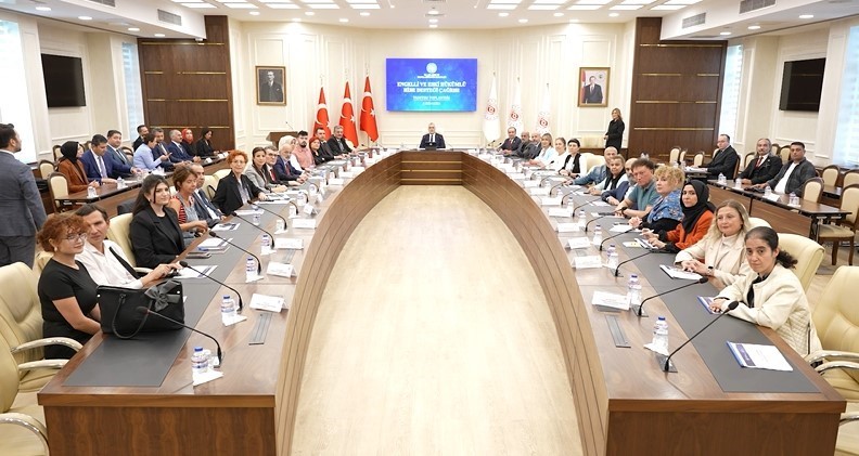 Bakan Işıkhan: "Bu yıl otizmli bireylerimizi iş yerlerinde istihdam edecek işverenlerin projelerini destekleyeceğiz"
