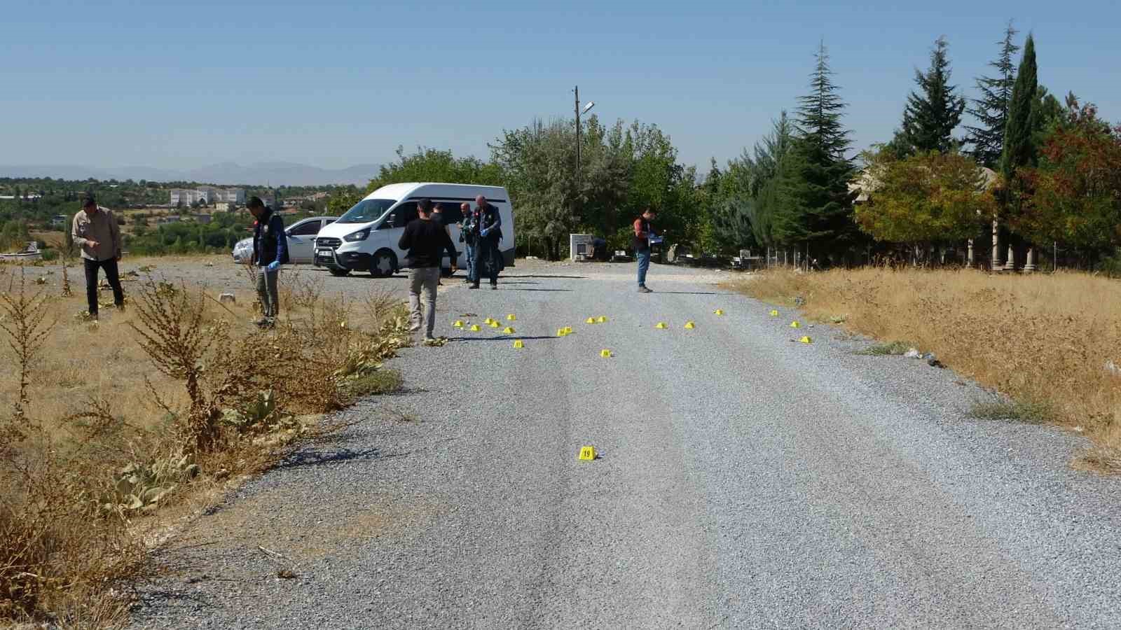 İki grubun mezarlıktaki silahlı çatışmasında kurşunlar havada uçuştu
