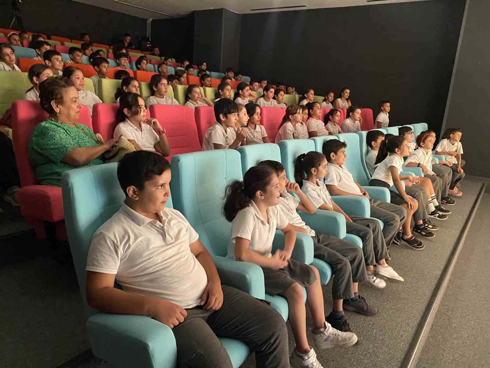 Belediyenin hizmet binasında tiyatro sahnesi açıldı
