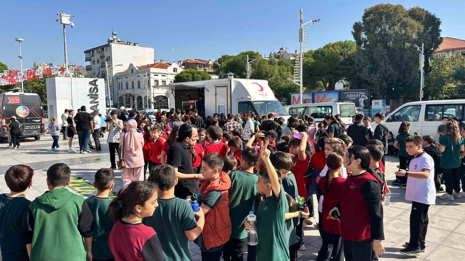 Kızılay Manisa&rsquo;da sağlıklı yaşam i&ccedil;in y&uuml;r&uuml;d&uuml;
