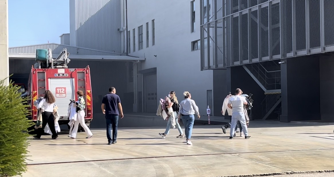 Tekstil fabrikasındaki yangın havadan g&ouml;r&uuml;nt&uuml;lendi
