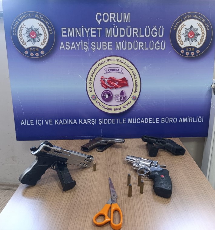 &Ccedil;orum&rsquo;da polis ekiplerinin şok uygulamaları s&uuml;r&uuml;yor
