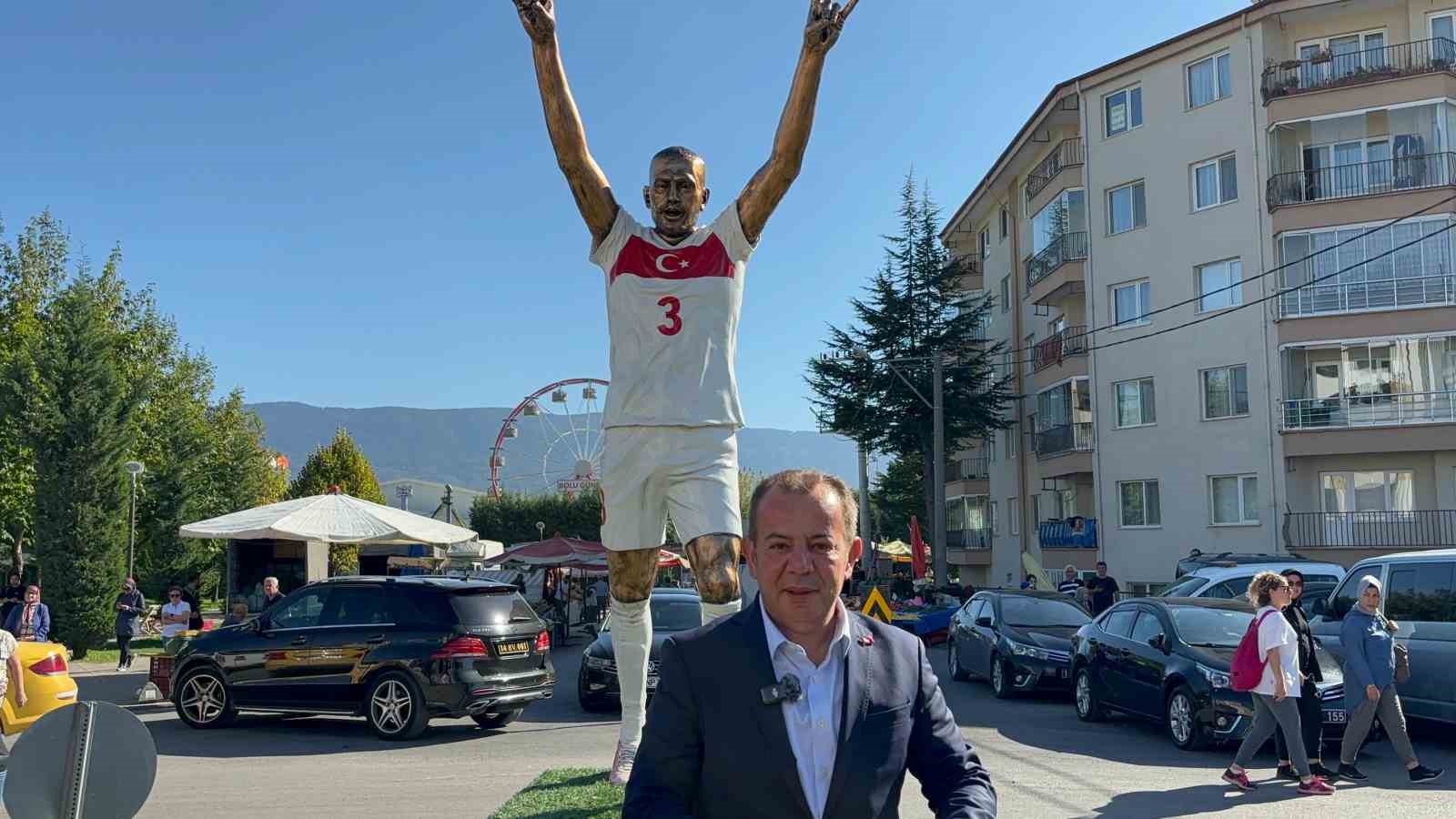 Tanju Özcan, Merih Demiral’ın “Bozkurt” heykelini diktirdi
