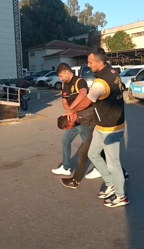 Beyoğlu&rsquo;nda gen&ccedil; kızı taciz eden 2 ş&uuml;pheli tekrar g&ouml;zaltına alındı
