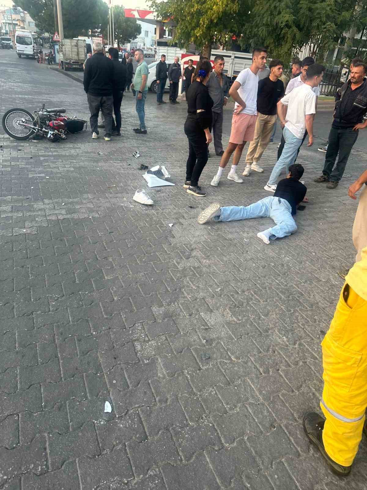 &Ccedil;anakkale&rsquo;de otomobil ile motosiklet &ccedil;arpıştı: Kaza anı g&uuml;venlik kamerasına yansıdı
