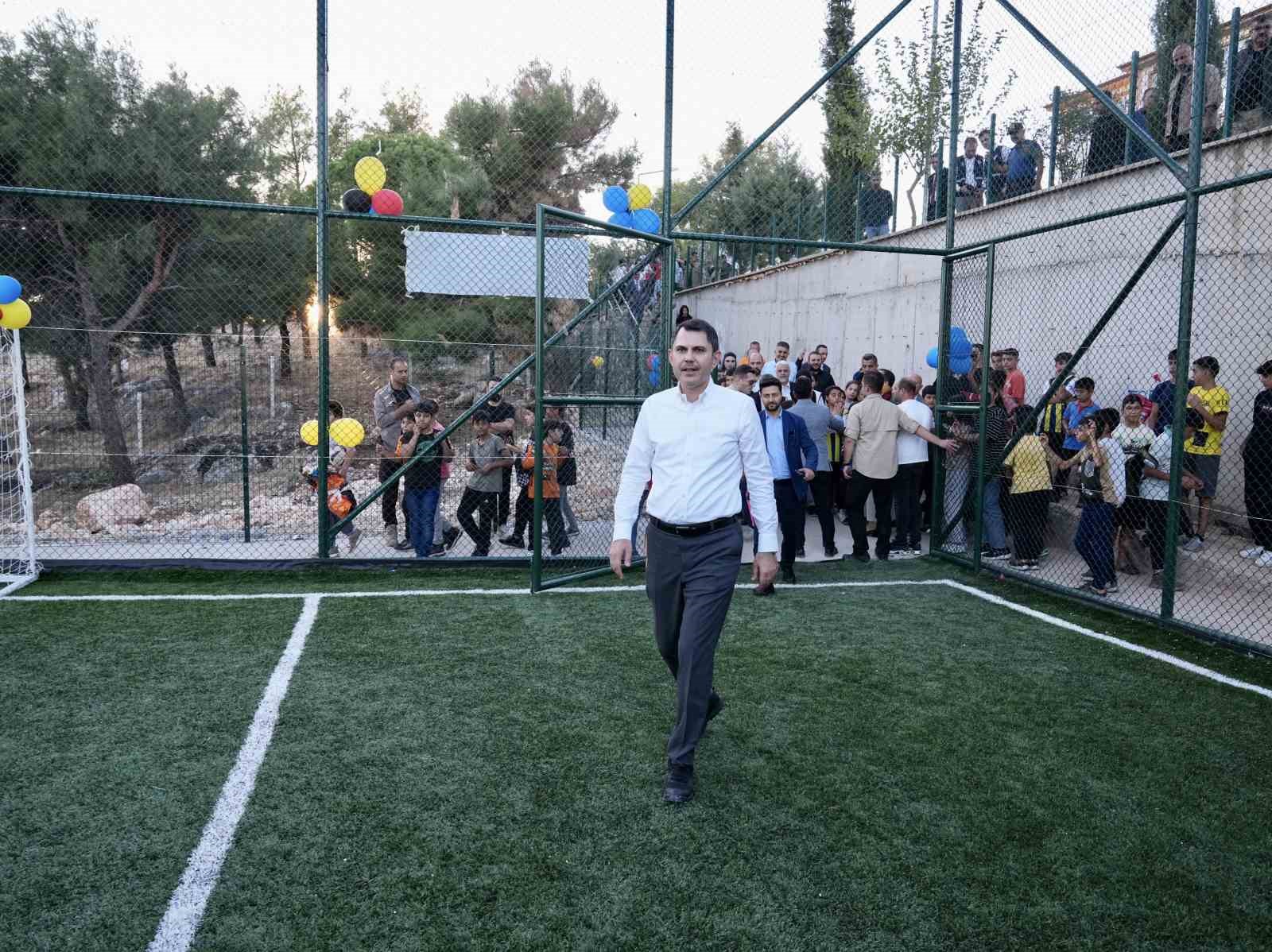 Bakan Kurum, halı saha sözünü yerine getirdiği çocuklarla futbol oynadı