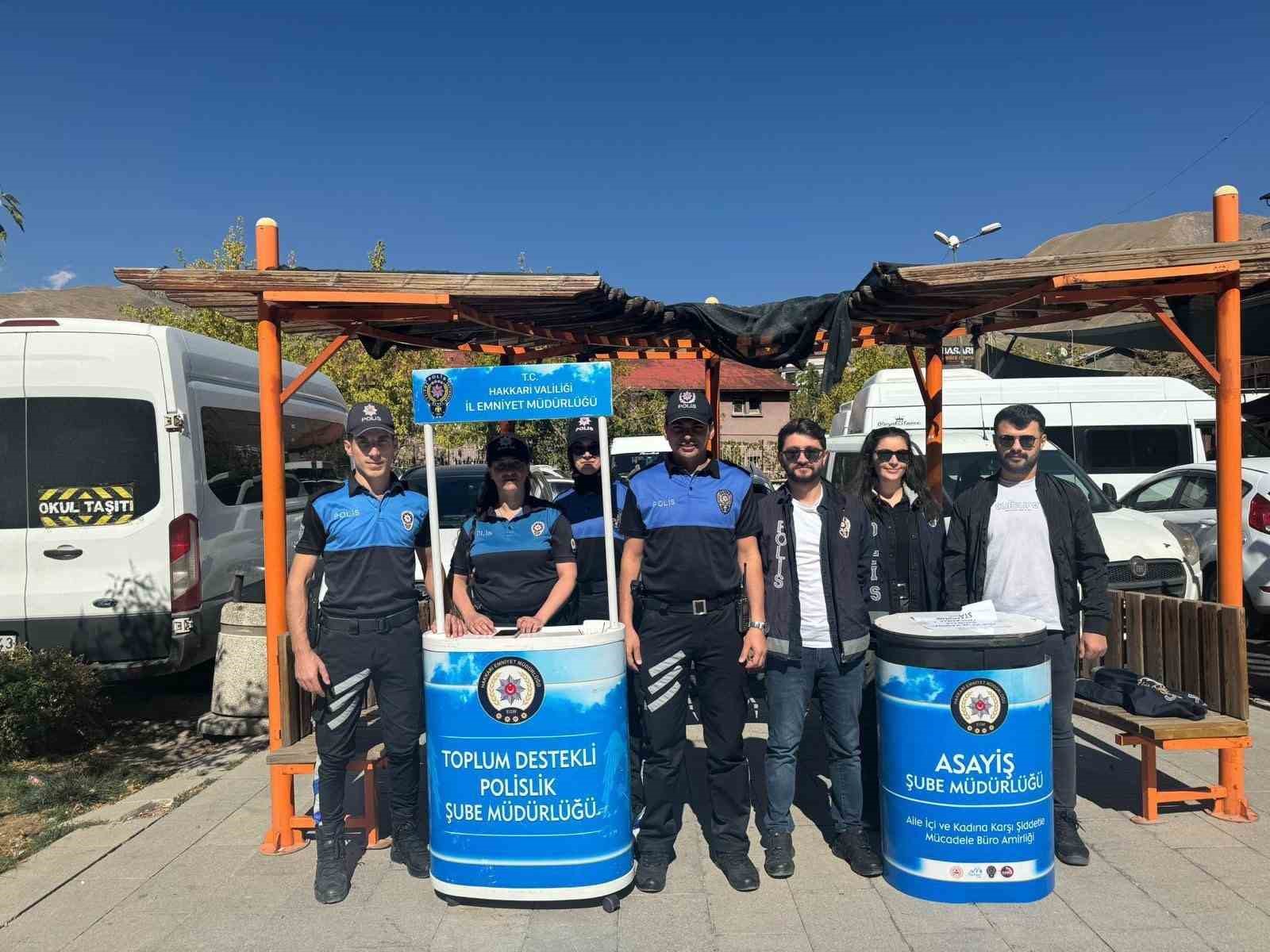 Hakkari polisinden bilgilendirme standı
