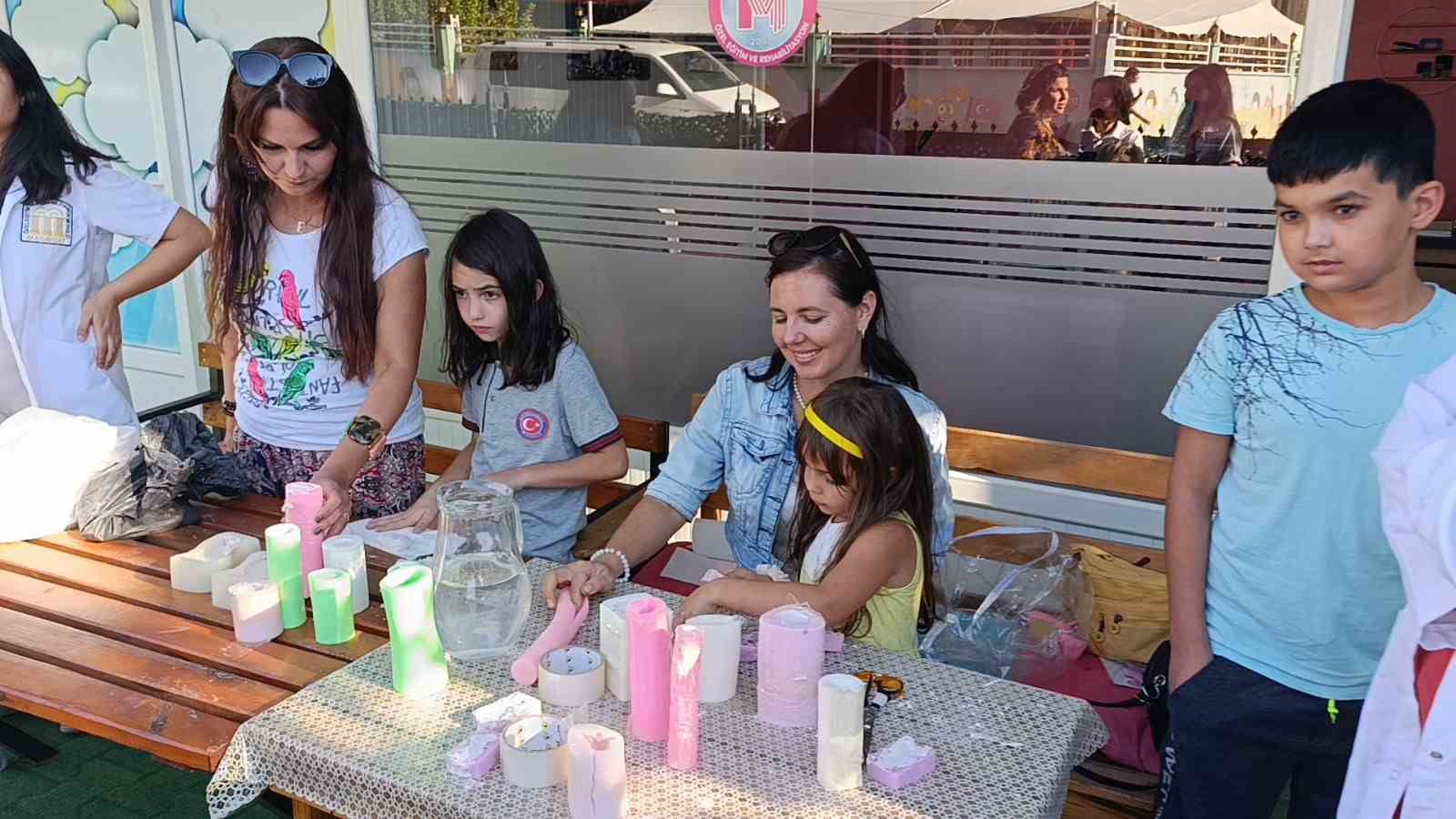 Çocuklarla birlikte alçıdan biblo yaptılar
