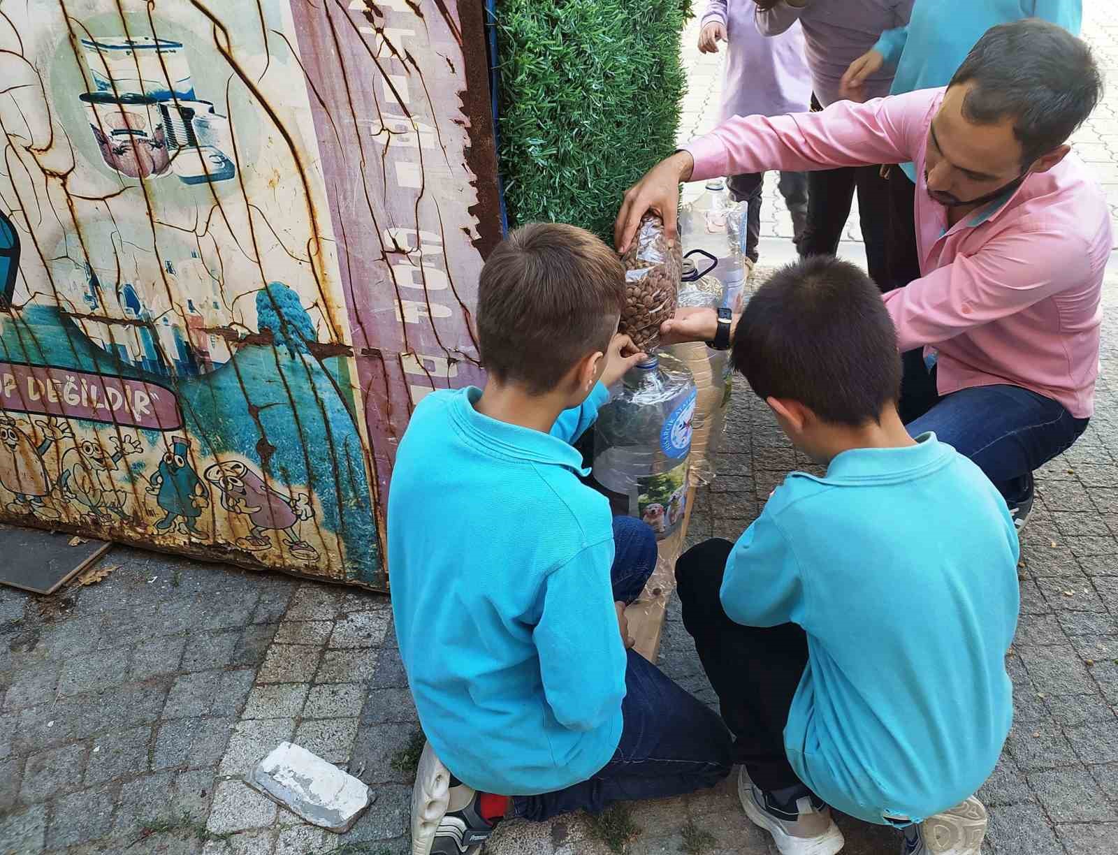 Hisarcık’ta özel öğrencilerden sokak hayvanlarına mama kabı
