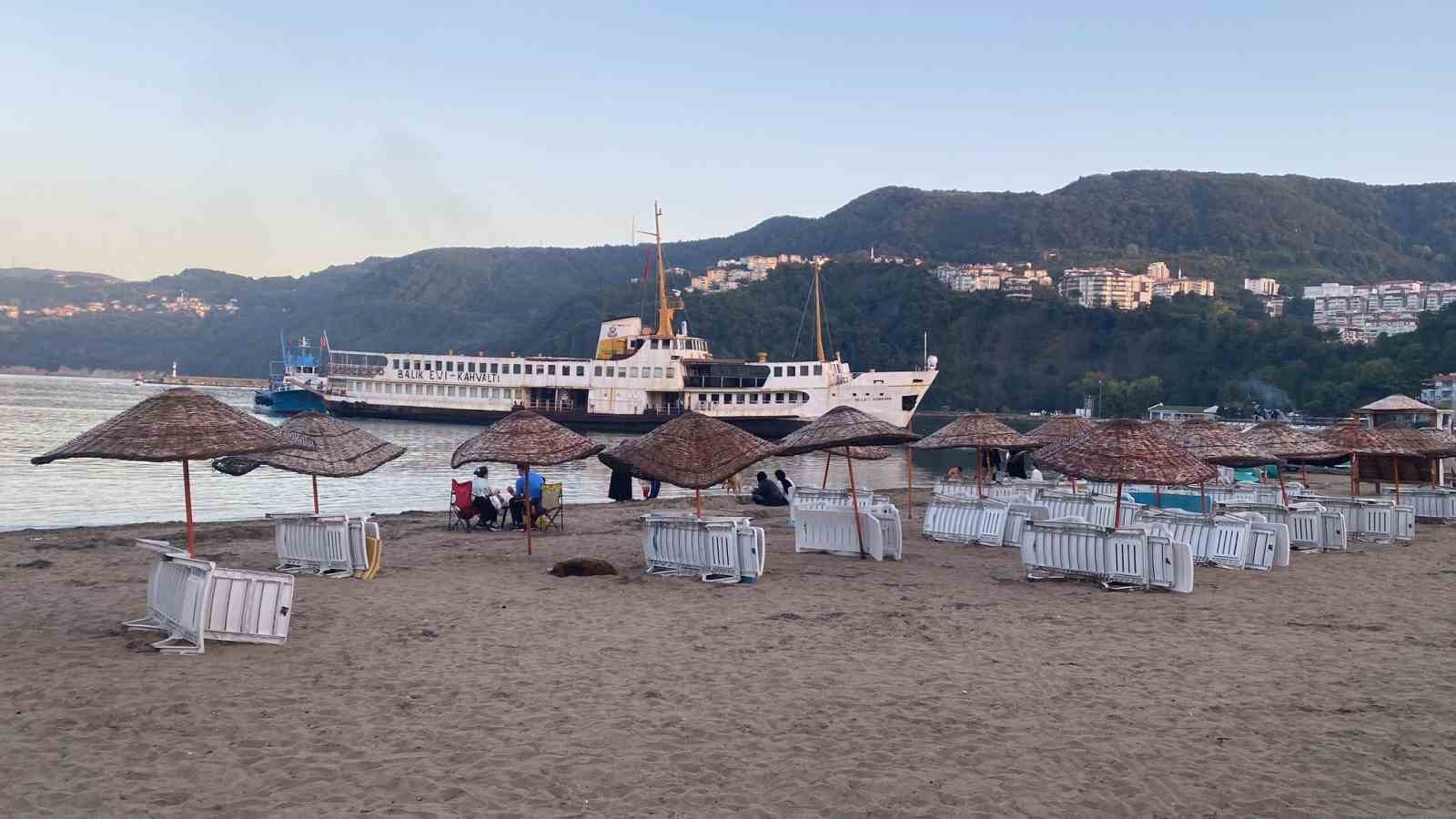 Amasra Limanı’nda fırtınada çapası hasar alan vapur sürüklenerek karaya oturdu