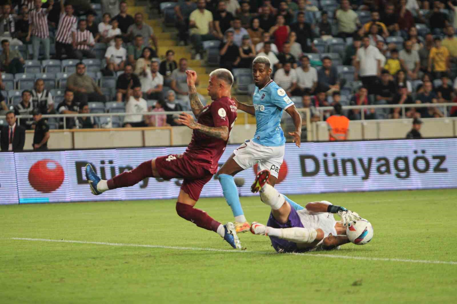 Trendyol Süper Lig: Hatayspor: 1 - Trabzonspor: 0 (İlk yarı)