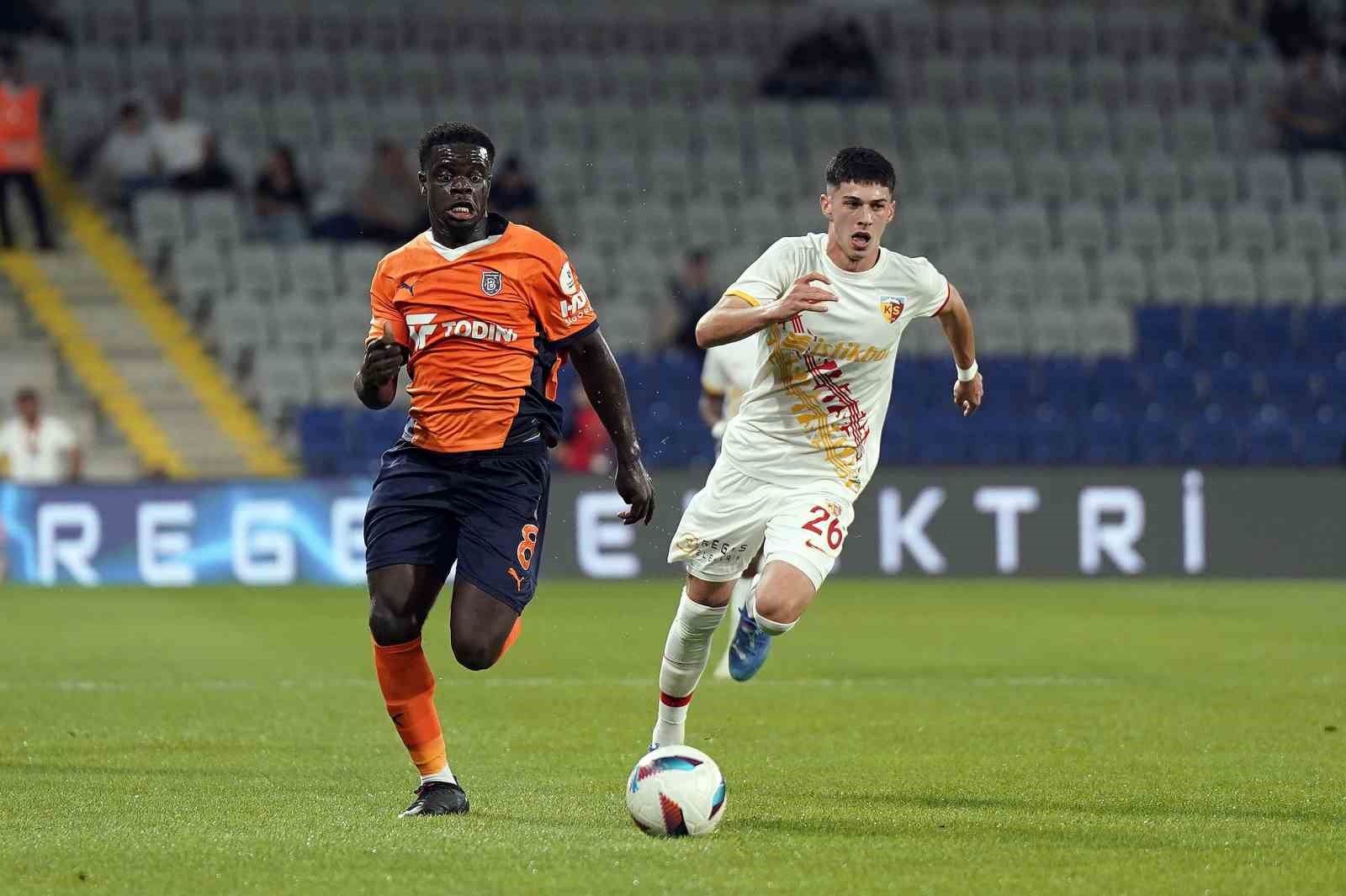 Trendyol Süper Lig: RAMS Başakşehir: 0 - Kayserispor: 1 (İlk yarı)