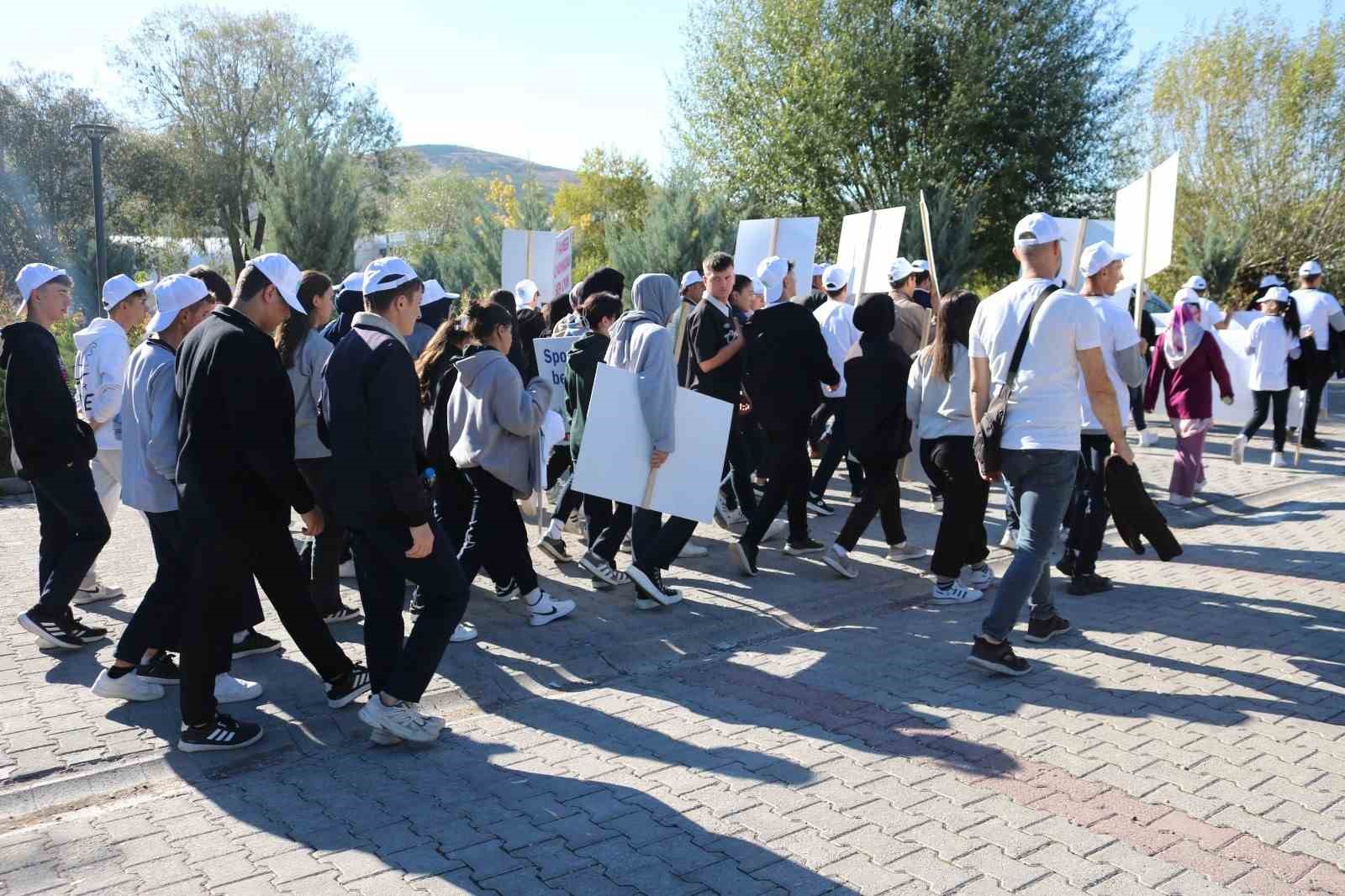 Bayburt’ta sağlık yaşama dikkat çekmek için yürüyüş yapıldı
