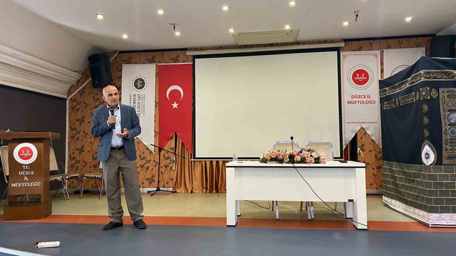 Düzce’de umre semineri düzenlendi
