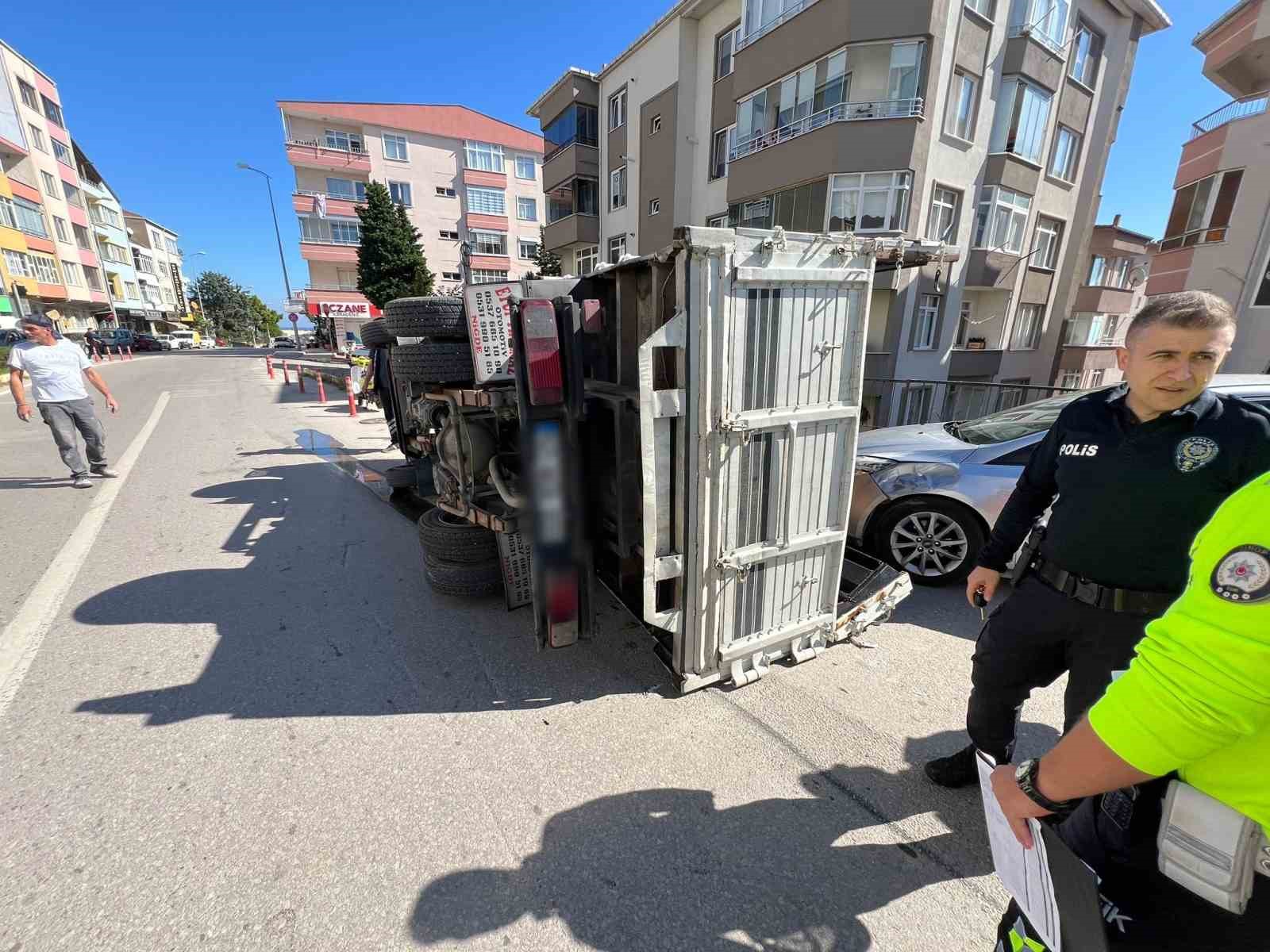 Sinop’ta virajı alamayan kamyonet devrildi