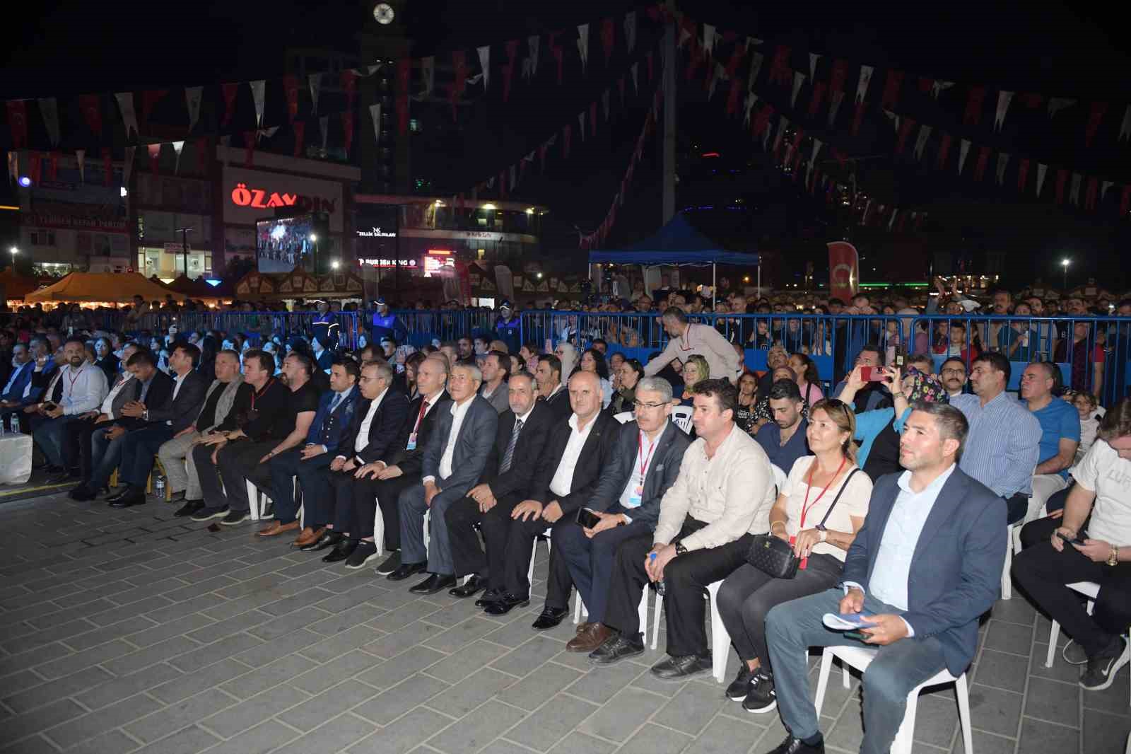 Esenyurt Kardeş K&uuml;lt&uuml;rler Festivali&rsquo;nde İ&ccedil; Anadolu t&uuml;rk&uuml;leri seslendirildi
