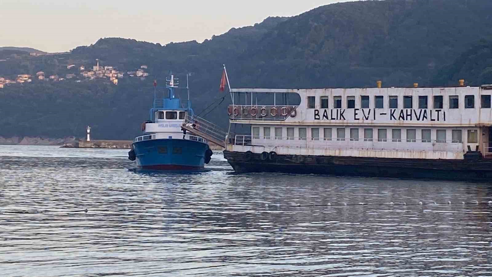 Amasra Limanı’nda fırtınada çapası hasar alan vapur sürüklenerek karaya oturdu
