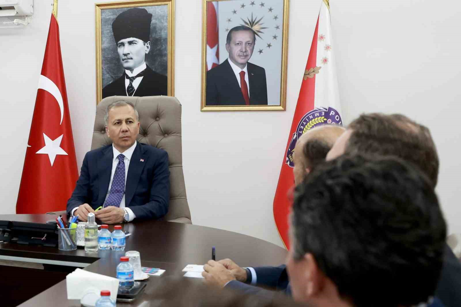 İçişleri Bakanı Yerlikaya: &quot;Kadınlara şiddet uygulamaya kalkanlara, onların huzuruna kast edenlere rahat nefes aldırmayacağız”