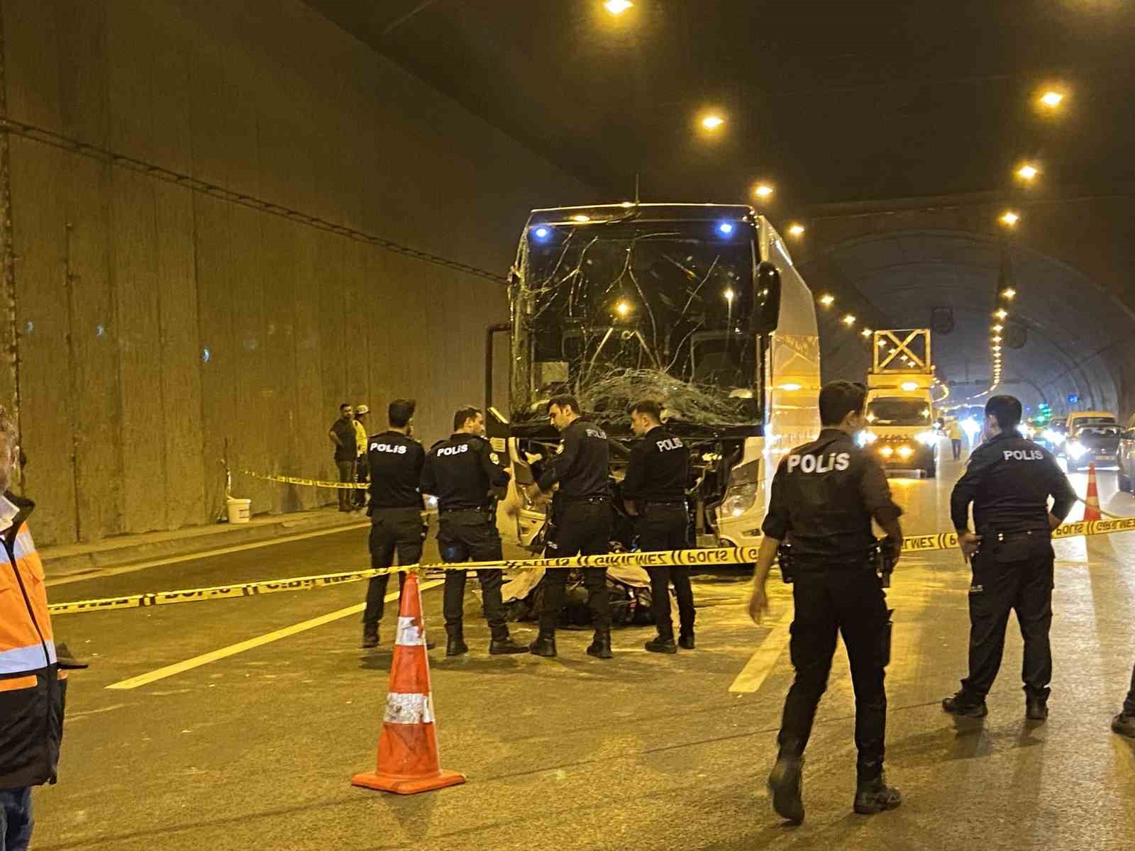 Sultangazi Cebeci Tüneli’nde 2 motosikletlinin ters yönde yaptığı yarış ölümle son buldu: 1 ölü, 3 yaralı