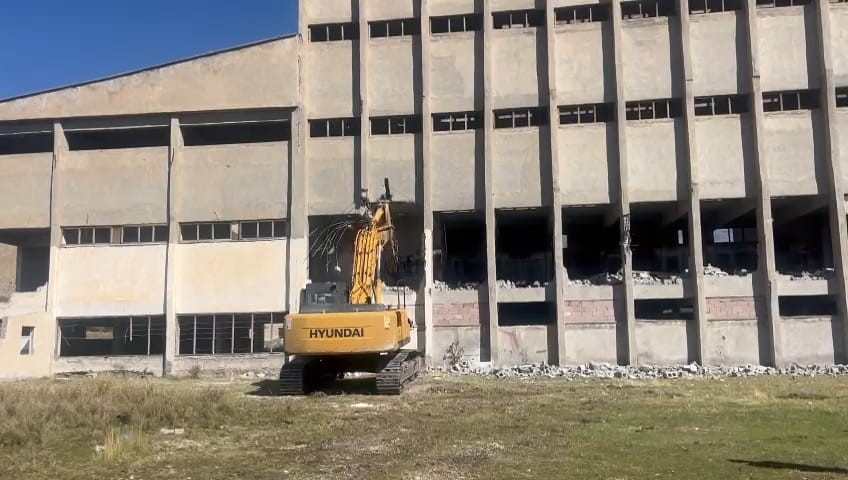 30 yıldan fazladır faaliyete giremeyen ruhsatsız un fabrikası yıktırıldı
